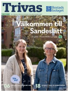 Framsidan på hyresgästtidningen Trivas. Ung och äldre kvinna står framför en lägenhetsbyggnad och ler. Text i bild: "Välkommen till Sandeslätt".