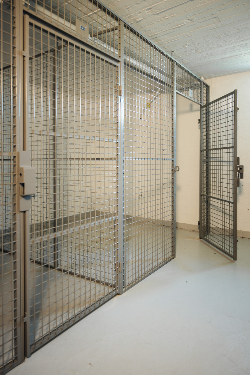 Bild på ett tomt förråd. 