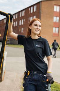 En kvinna som arbetar på Bostadsbolaget