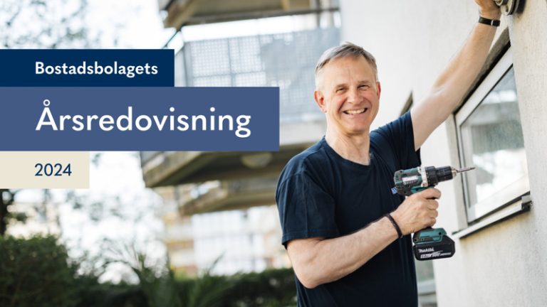 En man håller i en borrmaskin och ler mot kameran. På bilden står texten "Bostadsbolagets årsredovisning 2024". 