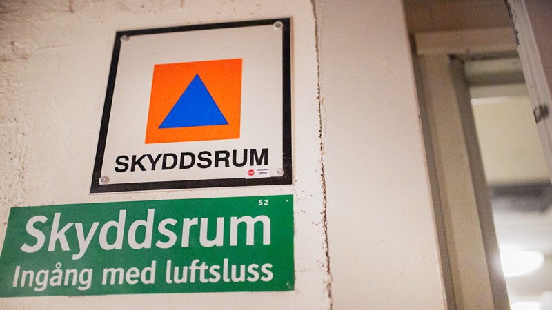 Ett foto av skylten och ingången till ett skyddsrum.