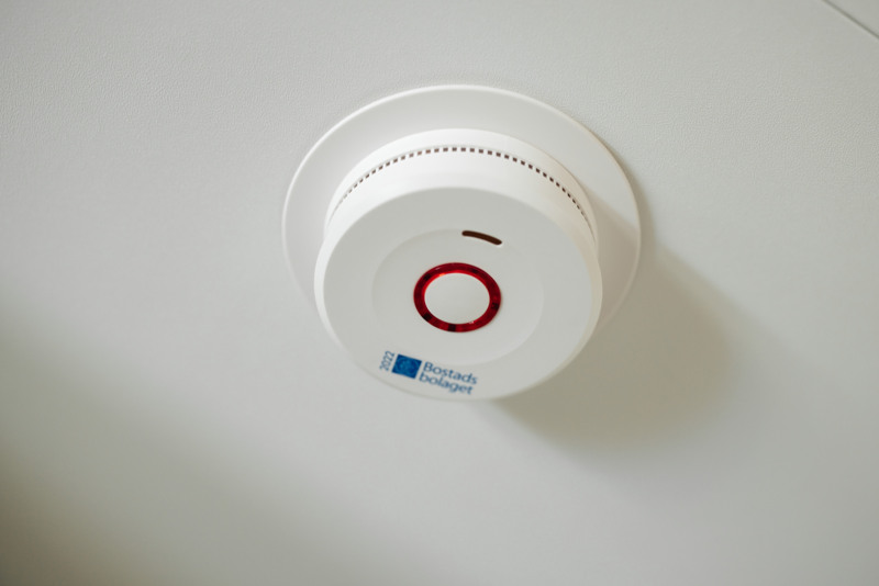 En närbild av en brandvarnare i taket.