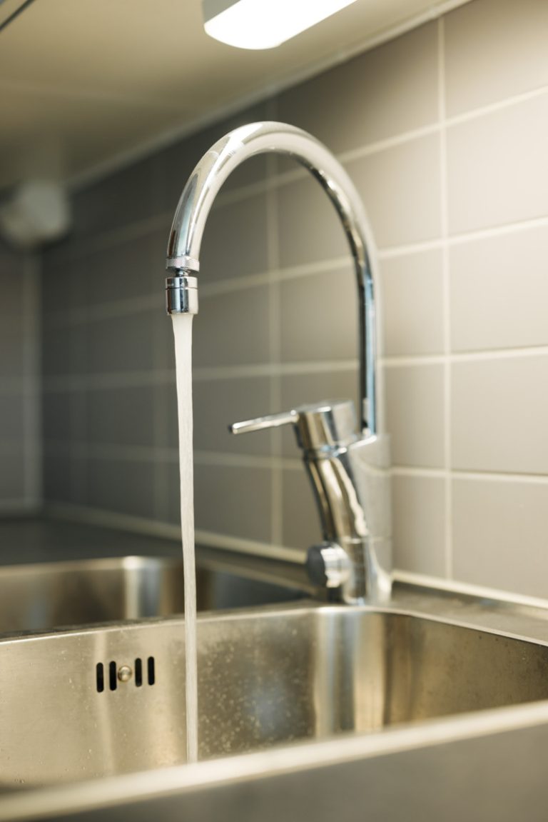 vatten som rinner från en kran