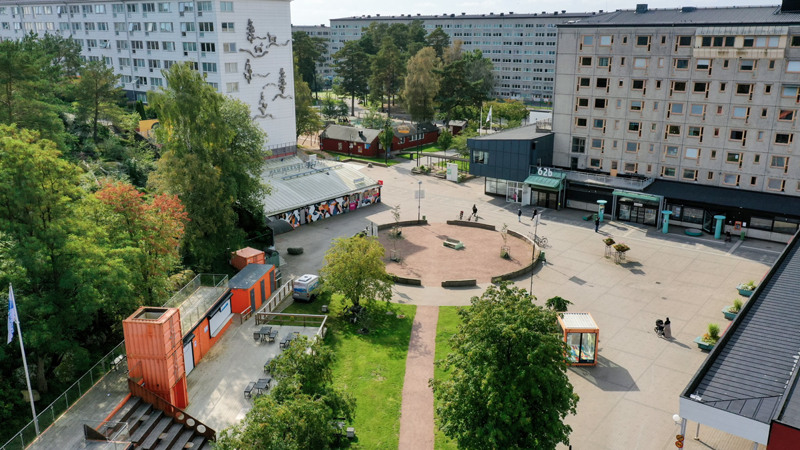 En flygbild av ett torg med träd och byggnader.