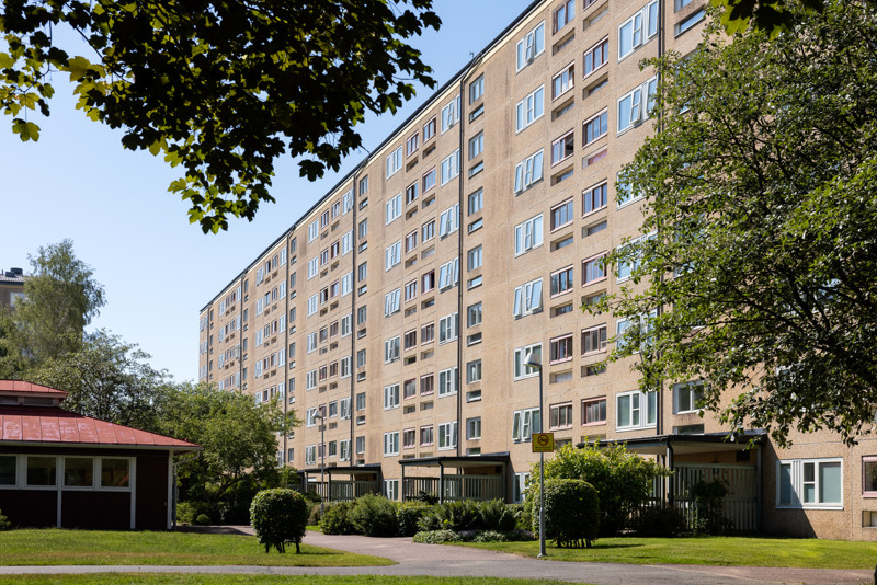 En stor byggnad med många fönster.