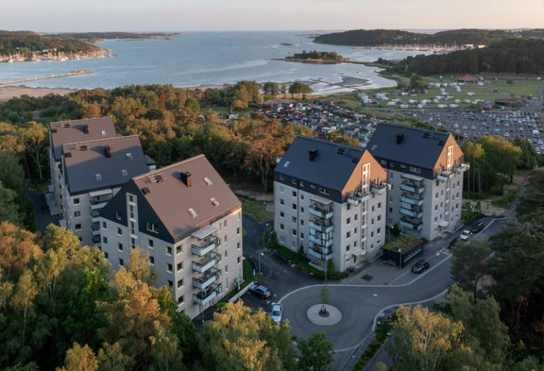 Ett fågelperspektiv av fem höghus och havet i bakgrunden.