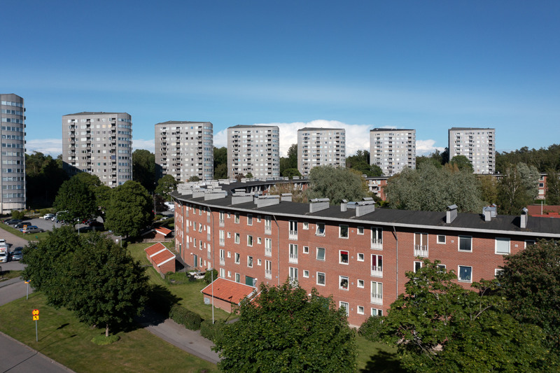 En grupp höga byggnader som ligger bredvid varandra.