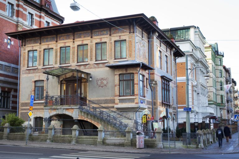 En byggnad med en trappa på sidan av den.