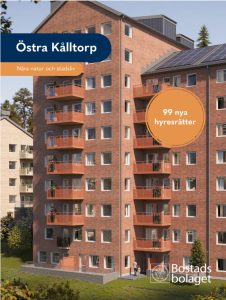 Visualiseringsbild av de nya bostäderna i Östra Kålltorp. På bilden syns en hög, röd tegelbyggnad med balkonger och fönster i en grönskande miljö. 