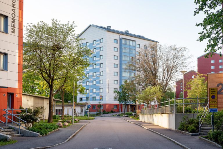 En gata med en byggnad i bakgrunden.