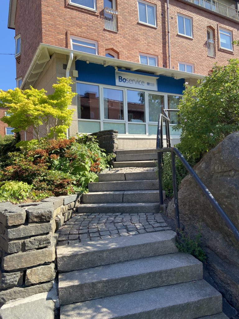 En trappa som leder upp till en byggnad.