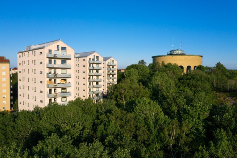 En byggnad på en kulle omgiven av träd.