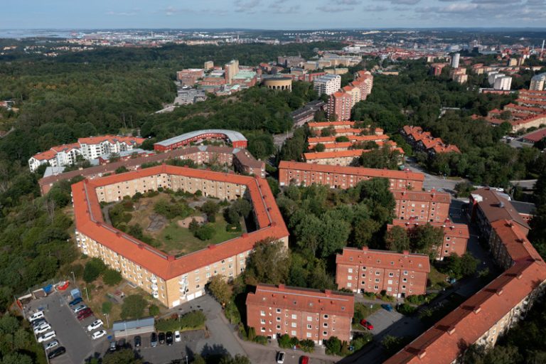 En flygbild av en stad med många byggnader.
