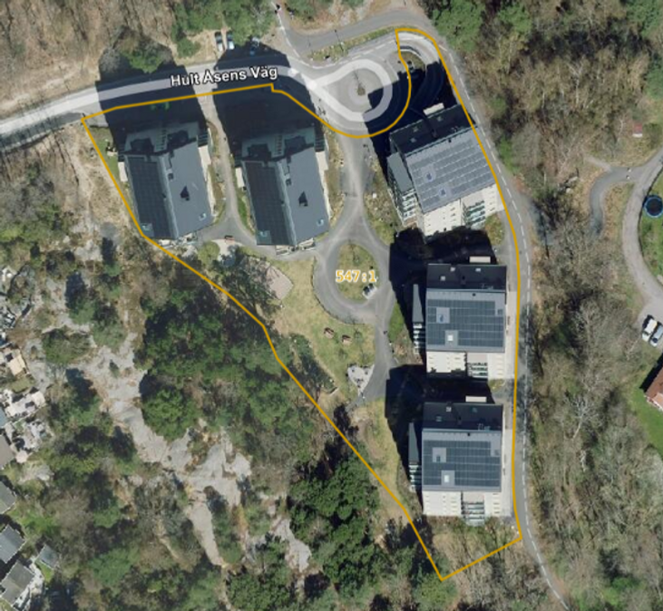 Drönarbild över Hult Åsens väg i Askim, där man ringat in området där tillståndsparkeringen ligger. 