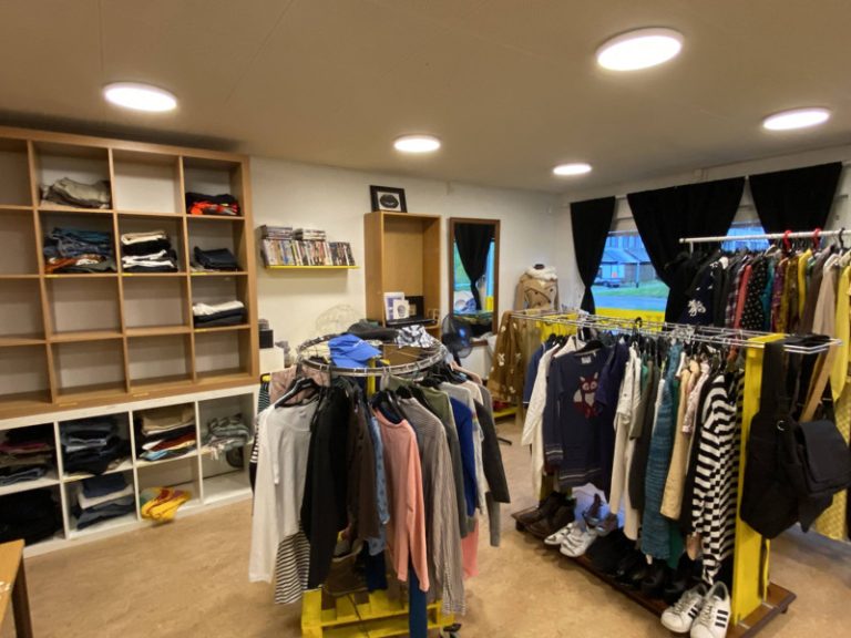 Ett rum fyllt med massor av kläder och hyllor.