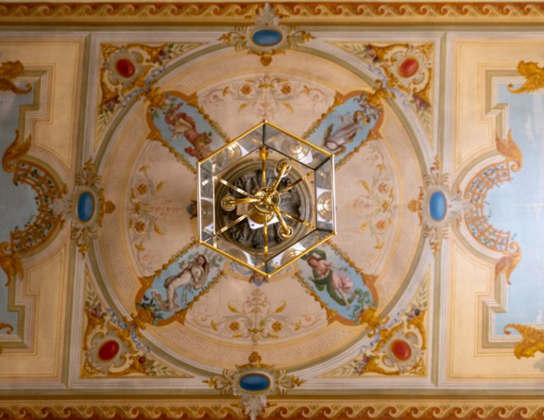 Vacker takkrona i Bostadsbolagets fastighet i Vasa.