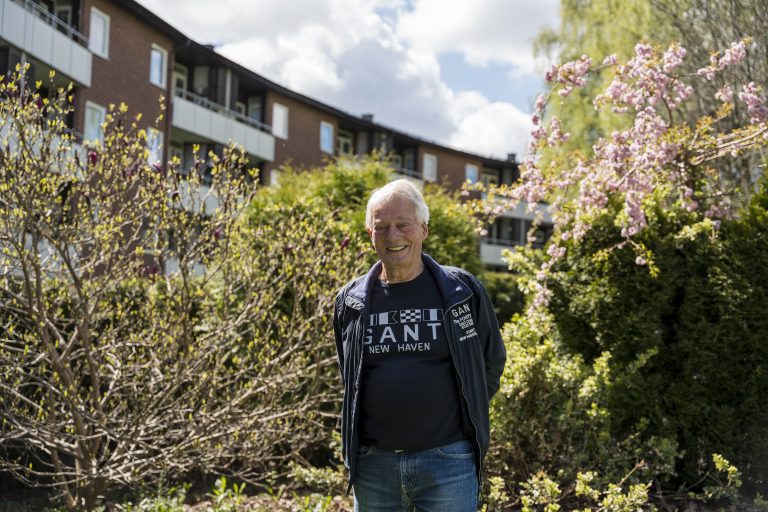 Bostadsbolagets hyresgäst Cornelius framför sitt lägenhetshus på Träkilsgatan i Östra Göteborg.