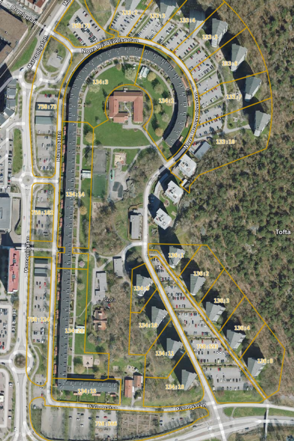 Drönarbild över Pianogatan i Västra Järnbrott, där man ringat in området där tillståndsparkeringen ligger. 