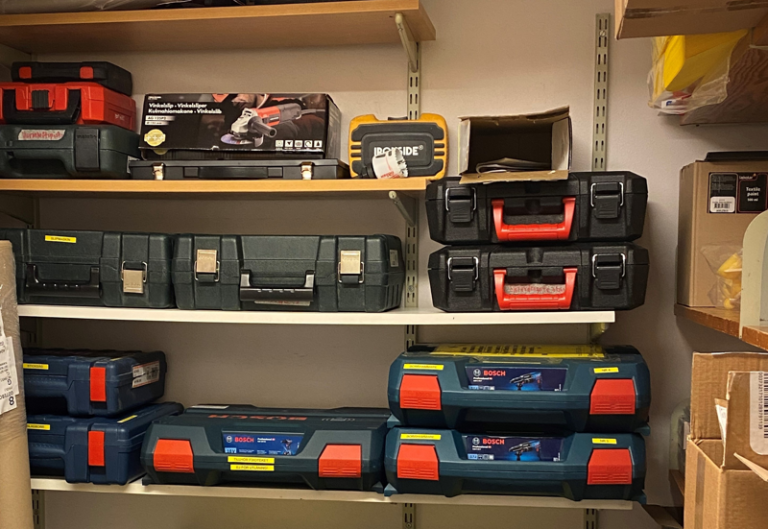 Ett rum fyllt med massor av verktyg och lådor.