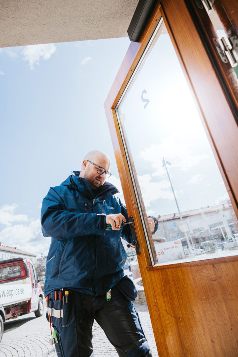 Daniel fixar låset på en lägenhetsdörr i Kyrkbyn. 