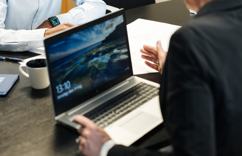 två människor på ett kontor