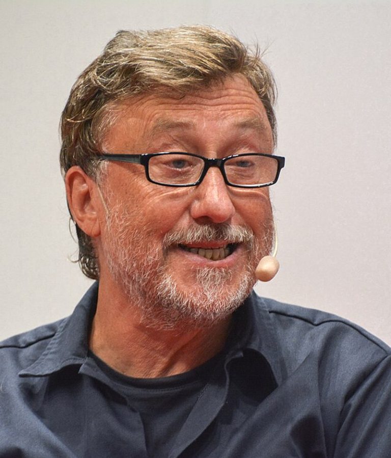 Journalisten Janne Josefsson som pratar i en mikrofon. 