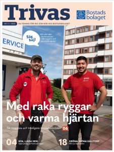 Bostadsbolagets trygghetsvärdar Mio och Masoud iklädda Bostadsbolagets arbetskläder. De står och ler framför en skylt där det står "Boservice" och en lägenhetsbyggnad. Text i bild: "Med raka ryggar och varma hjärtan". 