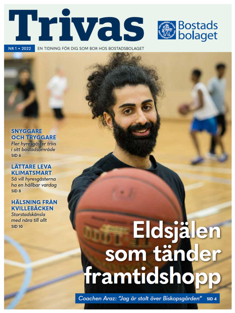 En man håller i en basketboll på en basketplan.
