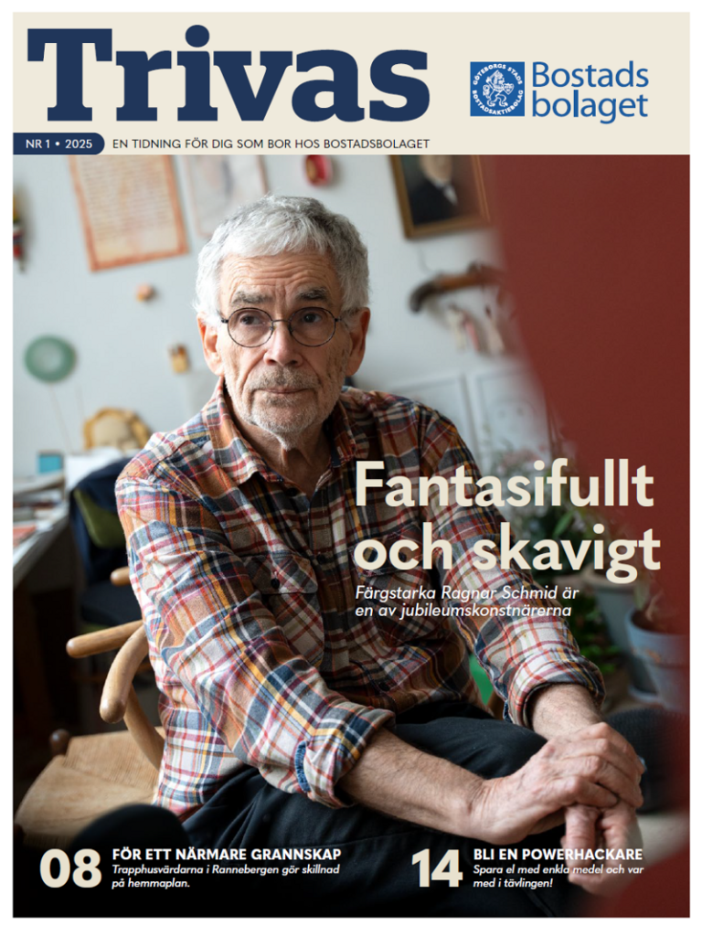 En man sitter i en stol på ett tidningsomslag.