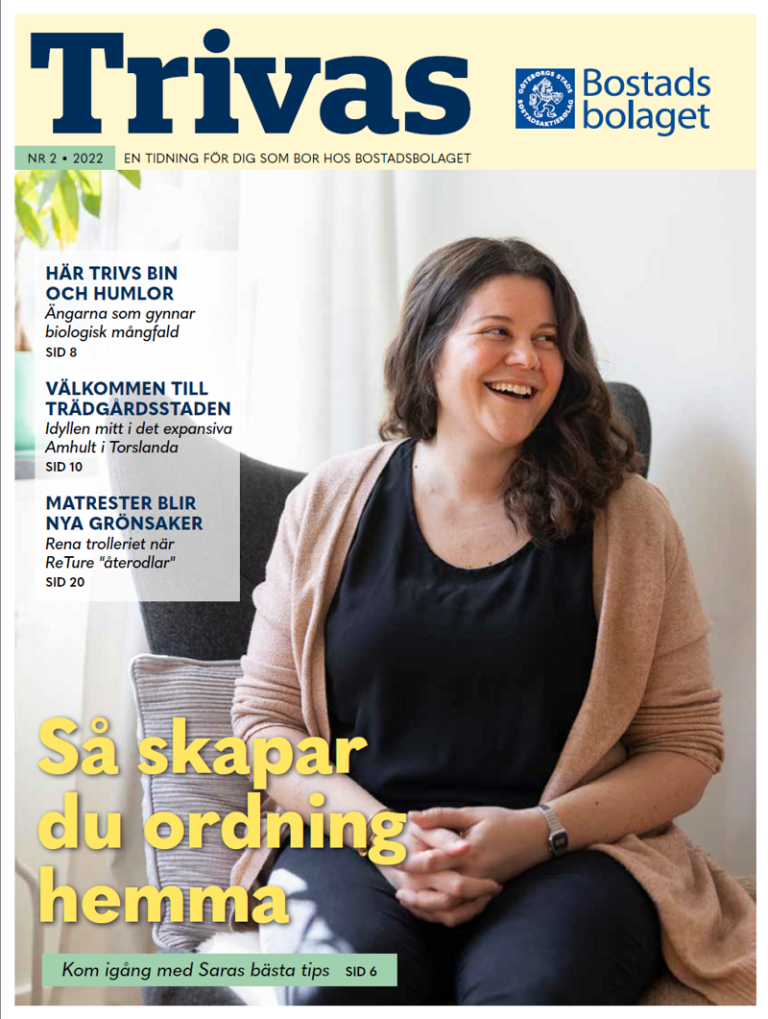 En kvinna som sitter i en stol på omslaget till en tidning.