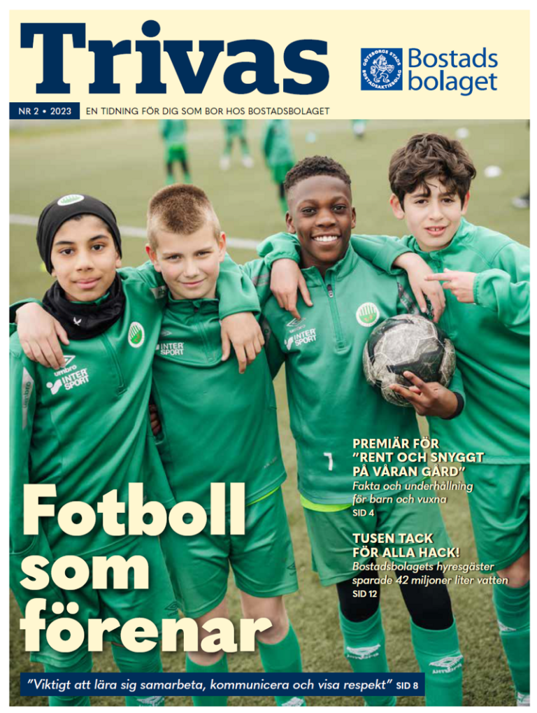 En grupp unga personer som står bredvid varandra på en fotbollsplan.