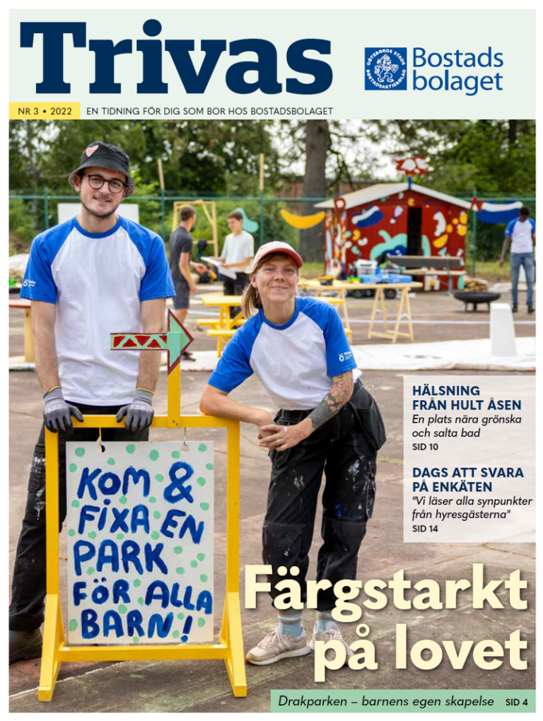 Några personer som står framför en skylt.