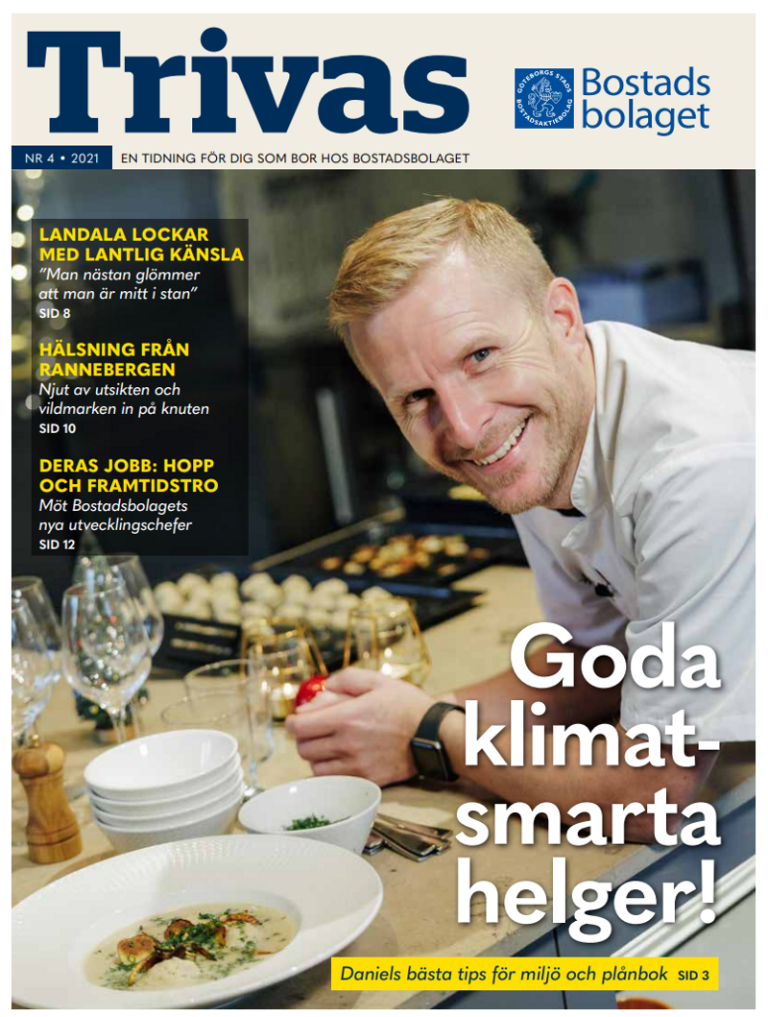 En man som står vid ett bord med en tallrik med mat.