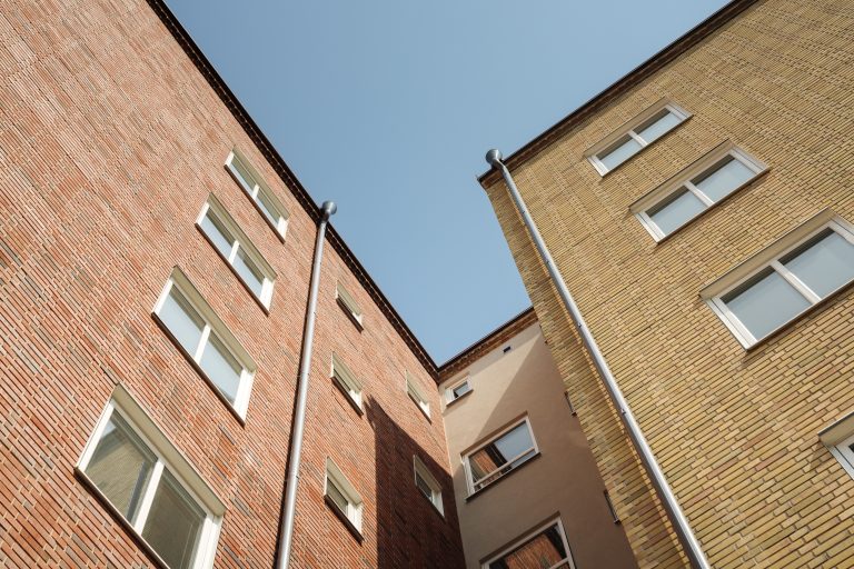 En hög tegelbyggnad bredvid en hög tegelbyggnad.