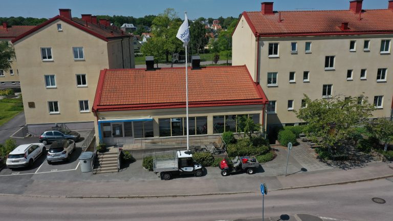 En flygbild av en byggnad med rött tak.