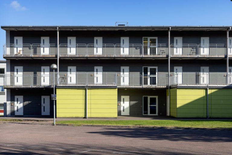 Ett flerbostadshus med balkonger.