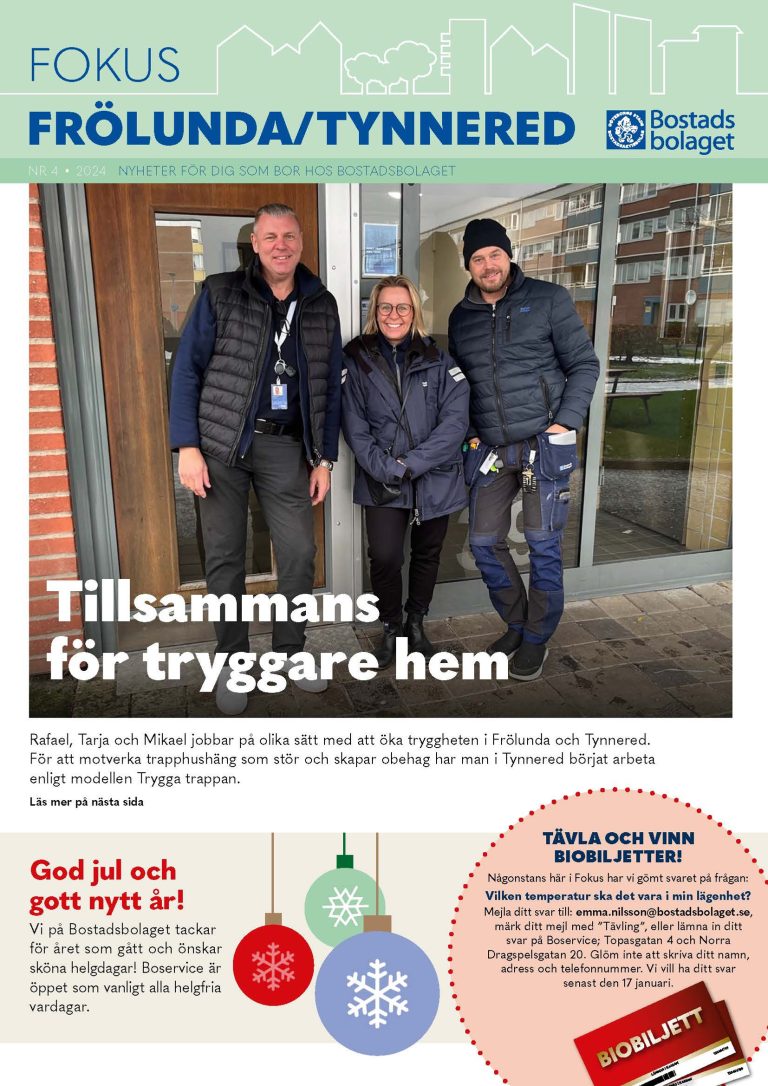 Ett omslag med en bild av tre personer som står framför en byggnad.