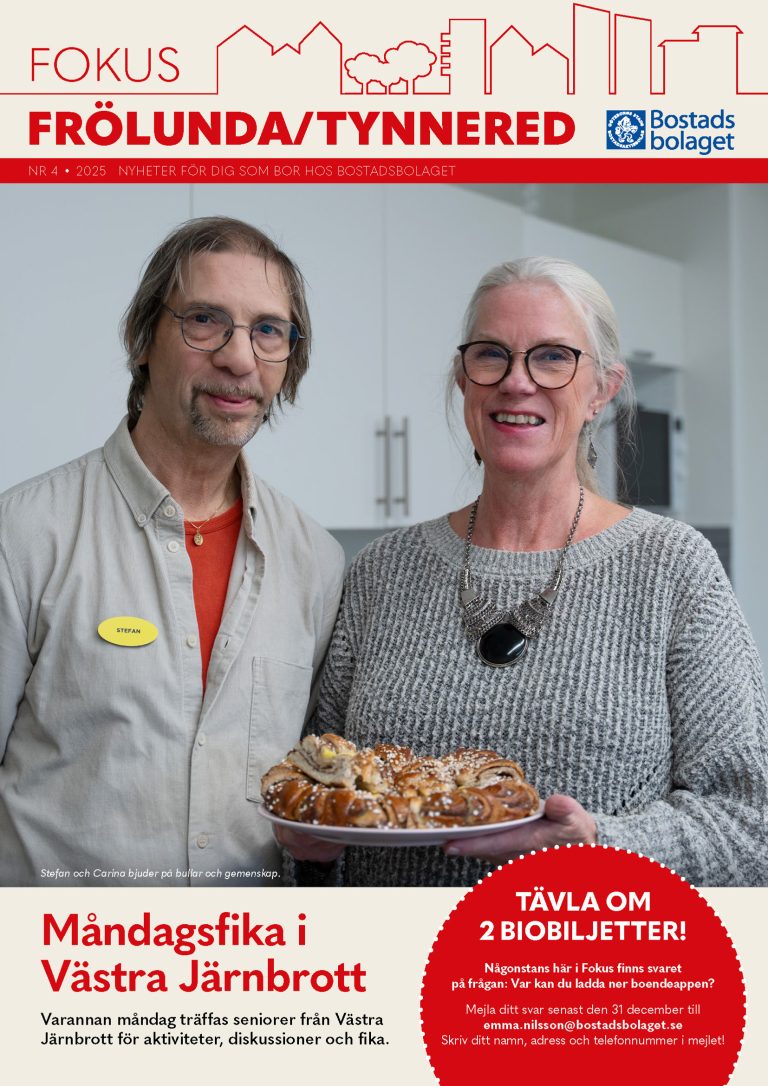 En man och en kvinna håller i en tallrik med bullar.