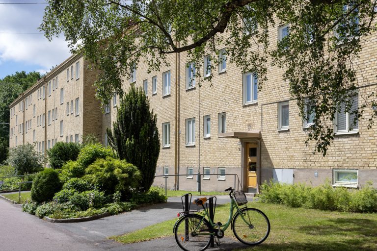 En cykel är parkerad framför en byggnad.