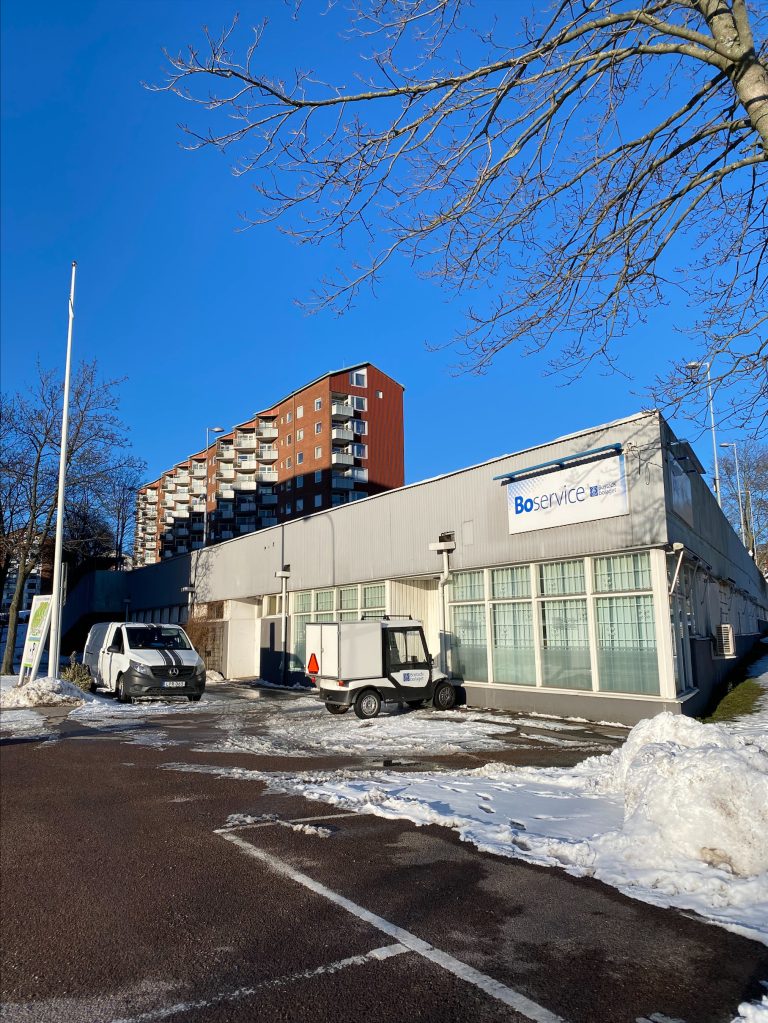 En tom parkeringsplats framför en byggnad.