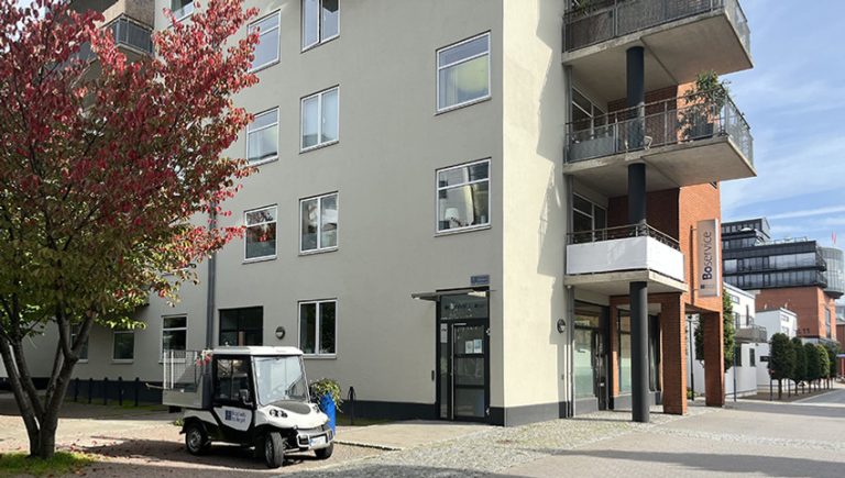 En golfbil parkerad framför en byggnad.