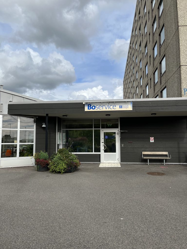 En byggnad med en bänk framför.