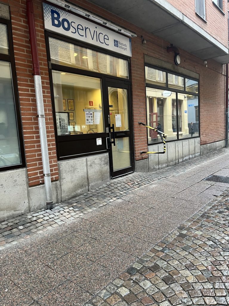 En tegelbyggnad med en skylt där det står Boservice.