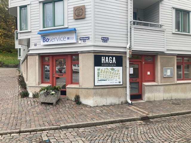 En byggnad med en skylt som det står Boservice på.