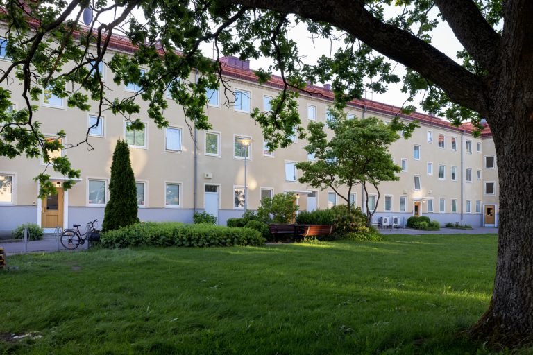 En stor byggnad med en gräsmatta framför.