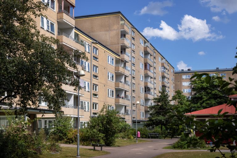 En lägenhetsbyggnad med en gångväg som leder till den.