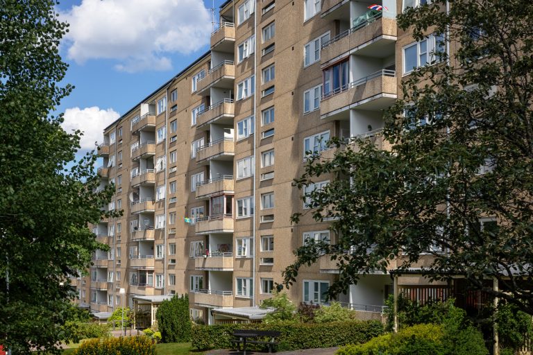 En mycket hög byggnad med många fönster.