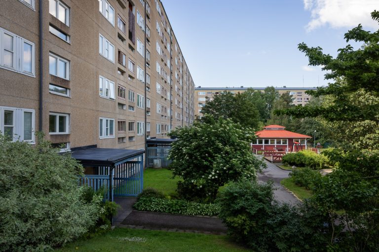 En utsikt av en byggnad på avstånd.