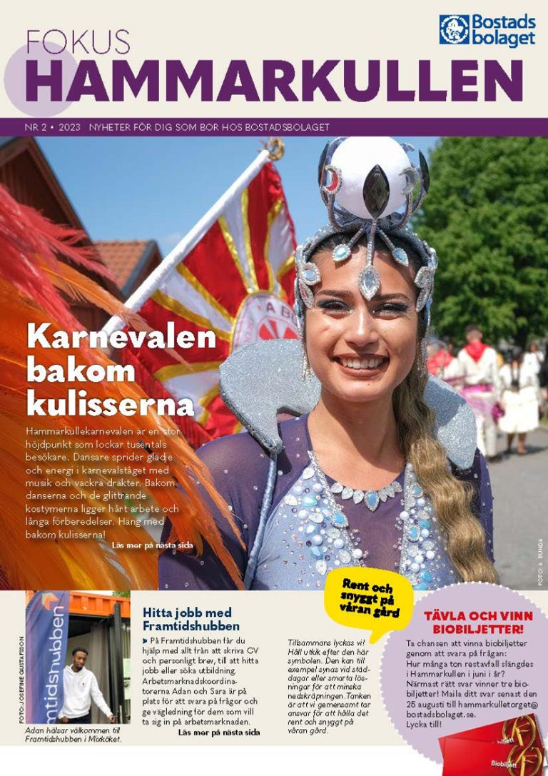 En kvinna i kostym ler mot kameran.