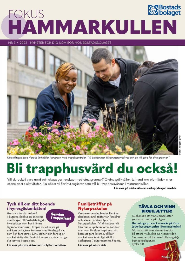 En tidning med en man och en kvinna som tittar på blommor.